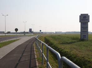 Zdjęcie przedstawia fragment nowo wybudowanej drogi