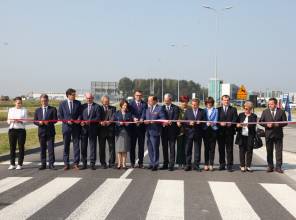 Zdjęcie przedstawia uczestników wydarzenia przecinających wstęgę