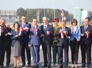 Zdjęcie przedstawia uczestników wydarzenia przecinających wstęgę
