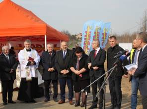 Symboliczne rozpoczęcie budowy - zdjęcie przedstawia uczestników wydarzenia
