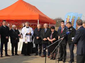 Symboliczne rozpoczęcie budowy - zdjęcie przedstawia uczestników wydarzenia