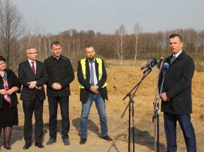 Symboliczne rozpoczęcie budowy - zdjęcie przedstawia uczestników wydarzenia