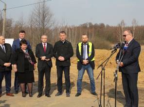 Symboliczne rozpoczęcie budowy - zdjęcie przedstawia uczestników wydarzenia