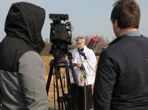 Symboliczne rozpoczęcie budowy - zdjęcie przedstawia uczestników wydarzenia