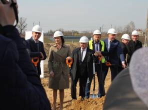 Symboliczne rozpoczęcie budowy - zdjęcie przedstawia uczestników wydarzenia