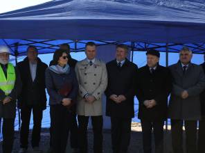 Symboliczne rozpoczęcie budowy - zdjęcie przedstawia uczestników wydarzenia