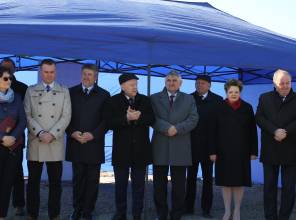 Symboliczne rozpoczęcie budowy - zdjęcie przedstawia uczestników wydarzenia