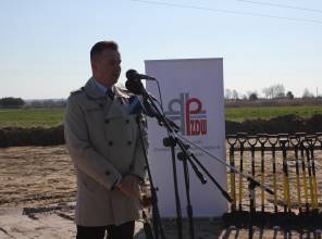 Symboliczne rozpoczęcie budowy - zdjęcie przedstawia uczestnika wydarzenia