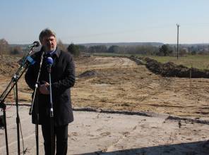 Symboliczne rozpoczęcie budowy - zdjęcie przedstawia uczestnika wydarzenia