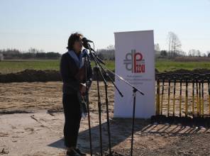 Symboliczne rozpoczęcie budowy - zdjęcie przedstawia uczestnika wydarzenia