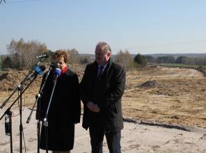 Symboliczne rozpoczęcie budowy - zdjęcie przedstawia uczestników wydarzenia