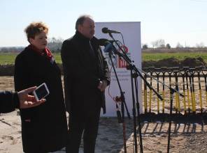 Symboliczne rozpoczęcie budowy - zdjęcie przedstawia uczestników wydarzenia