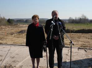 Symboliczne rozpoczęcie budowy - zdjęcie przedstawia uczestników wydarzenia