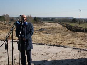 Symboliczne rozpoczęcie budowy - zdjęcie przedstawia uczestników wydarzenia