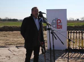 Symboliczne rozpoczęcie budowy - zdjęcie przedstawia uczestników wydarzenia