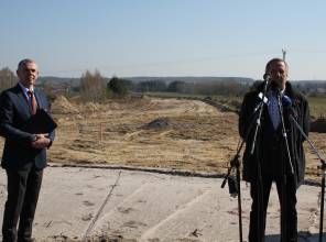 Symboliczne rozpoczęcie budowy - zdjęcie przedstawia uczestników wydarzenia