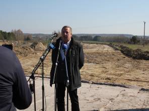 Symboliczne rozpoczęcie budowy - zdjęcie przedstawia uczestnika wydarzenia
