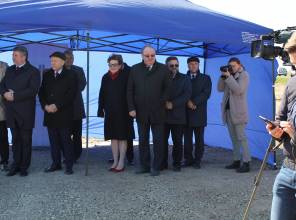 Symboliczne rozpoczęcie budowy - zdjęcie przedstawia uczestników wydarzenia
