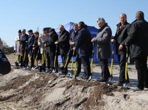 Symboliczne rozpoczęcie budowy - zdjęcie przedstawia uczestników wydarzenia