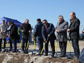 Symboliczne rozpoczęcie budowy - zdjęcie przedstawia uczestników wydarzenia