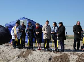 Symboliczne rozpoczęcie budowy - zdjęcie przedstawia uczestników wydarzenia