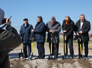 Symboliczne rozpoczęcie budowy - zdjęcie przedstawia uczestników wydarzenia