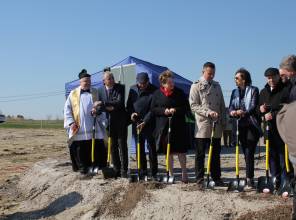Symboliczne rozpoczęcie budowy - zdjęcie przedstawia uczestników wydarzenia