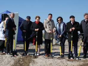 Symboliczne rozpoczęcie budowy - zdjęcie przedstawia uczestników wydarzenia