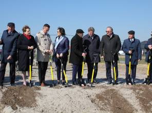 Symboliczne rozpoczęcie budowy - zdjęcie przedstawia uczestników wydarzenia