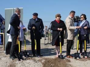 Symboliczne rozpoczęcie budowy - zdjęcie przedstawia uczestników wydarzenia