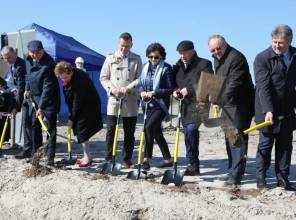 Symboliczne rozpoczęcie budowy - zdjęcie przedstawia uczestników wydarzenia