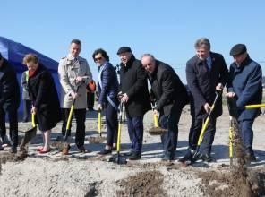 Symboliczne rozpoczęcie budowy - zdjęcie przedstawia uczestników wydarzenia
