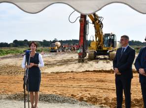 Symboliczne rozpoczęcie budowy - zdjęcie przedstawia uczestników wydarzenia