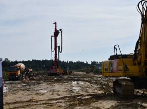 Zdjęcie przedstawia prace budowlane przy realizacji inwestycji