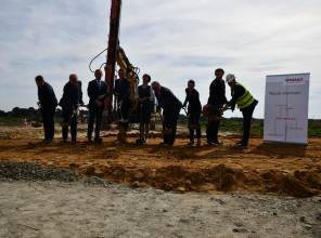 Symboliczne rozpoczęcie budowy - zdjęcie przedstawia uczestników wydarzenia