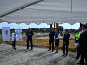 Symboliczne rozpoczęcie budowy - zdjęcie przedstawia uczestników wydarzenia