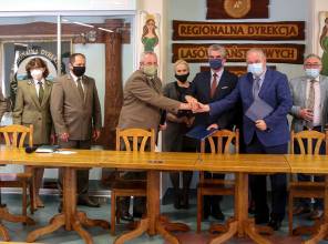 Podpisanie umowy o współfinansowaniu - zdjęcie przedstawia uczestników wydarzenia