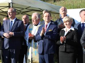 Symboliczne rozpoczęcie budowy - zdjęcie przedstawia uczestników wydarzenia