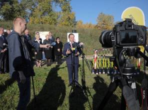 Symboliczne rozpoczęcie budowy - zdjęcie przedstawia uczestników wydarzenia