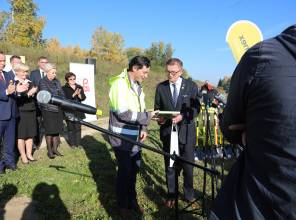 Symboliczne rozpoczęcie budowy - zdjęcie przedstawia uczestników wydarzenia