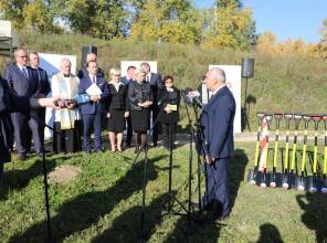 Symboliczne rozpoczęcie budowy - zdjęcie przedstawia uczestników wydarzenia