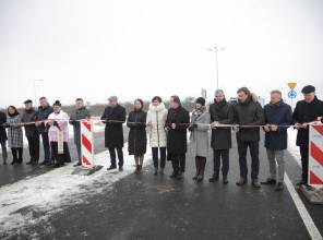 Symboliczne otwarcie drogi - zdjęcie przedstawia uczestników wydarzenia przecinających wstęgę