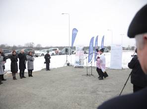 Symboliczne otwarcie drogi - zdjęcie przedstawia uczestników wydarzenia