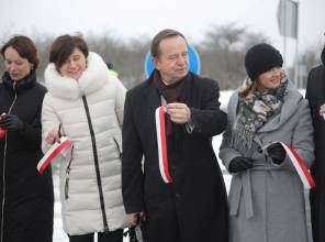 Symboliczne otwarcie drogi - zdjęcie przedstawia uczestników wydarzenia przecinających wstęgę