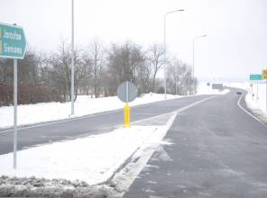 Zdjęcie przedstawia fragment nowo wybudowanej drogi