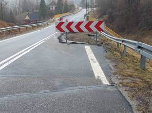 <p><strong>Pełna nazwa zadania: </strong>"Rozbudowa drogi wojew&oacute;dzkiej nr 893 Hoczew &ndash; Baligr&oacute;d &ndash; Cisna od km 36+173.74 do km 36+456.95 wraz z zabezpieczeniem osuwiska od km 36+200.00 do km 36+434.00 oraz niezbędną infrastrukturą techniczną, budowlami i urządzeniami budowlanymi w m. Cisna"</p>

<p><strong>Inwestor:</strong> Wojew&oacute;dztwo Podkarpackie - Podkarpacki Zarząd Dr&oacute;g Wojew&oacute;dzkich w Rzeszowie<br />
<strong>Wartość zadania: </strong>15 860 830,92 PLN<br />
<strong>Wartość dofinansowania ze środk&oacute;w Budżetu Państwa:</strong> 13 294 351,00 PLN<br />
<strong>Data podpisania umowy o dofinansowanie zadania: </strong>18.08.2025 r.<br />
<strong>Termin realizacji zadania:</strong> 11.2026 r.<br />
<strong>Wykonawca:&nbsp;</strong> Remost Sp. z o.o. z Dębicy&nbsp;</p>

