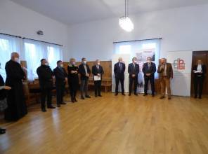 Symboliczne odsłonięcie tablicy informującej o inwestycji - zdjęcie przedstawia uczestników wydarzenia