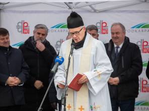 Symboliczne otwarcie drogi - zdjęcie przedstawia uczestników wydarzenia