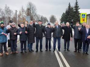 Symboliczne otwarcie drogi - zdjęcie przedstawia uczestników wydarzenia