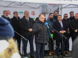 Symboliczne otwarcie drogi - zdjęcie przedstawia uczestników wydarzenia